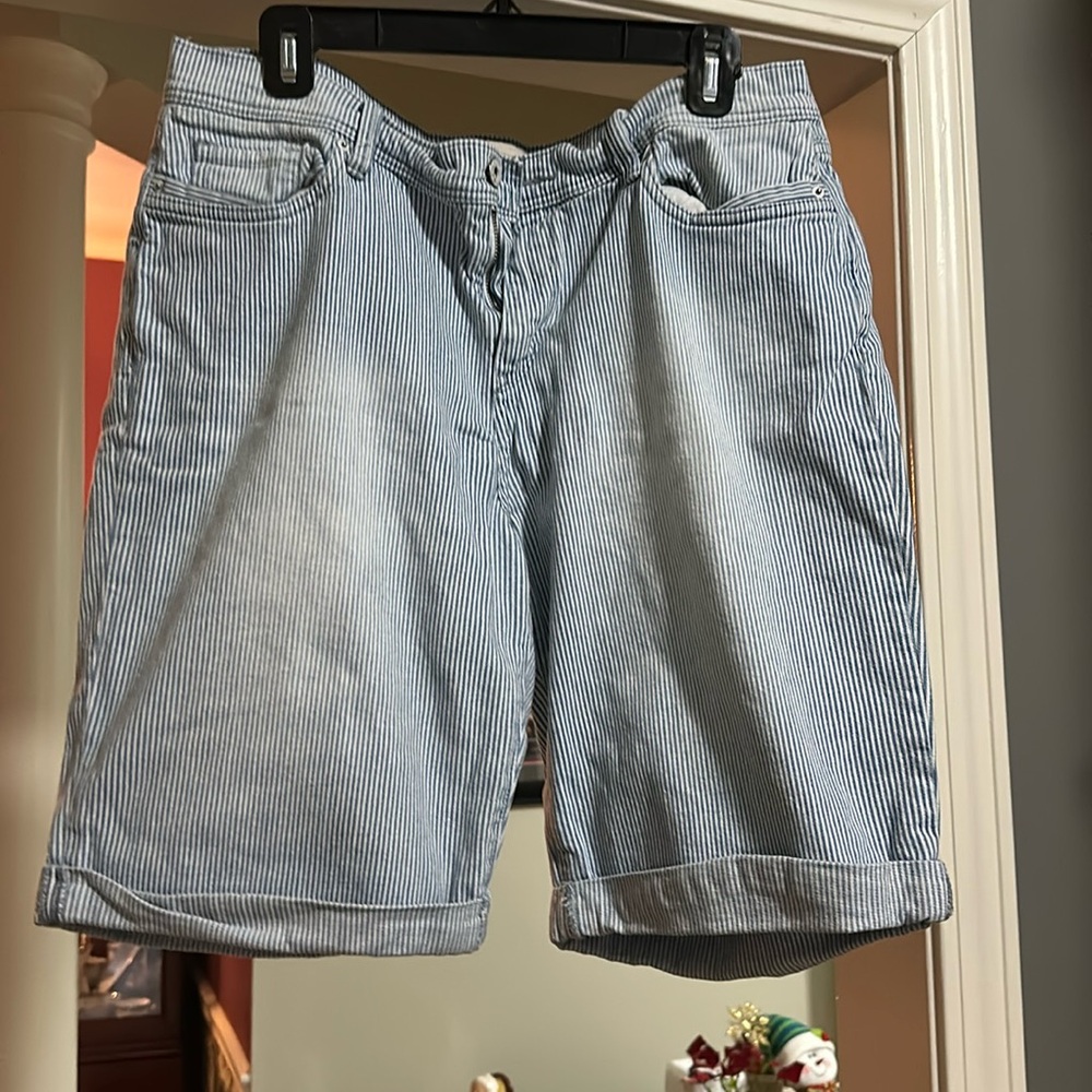 Ladies Levi shorts